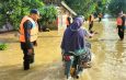 Brimob Kompi 2 Batalyon B Pelopor Kembali Hadir Melaksanakan Aksi Kemanusiaan Evakuasi Banjir di Beberapa Desa Kec. Bendahara