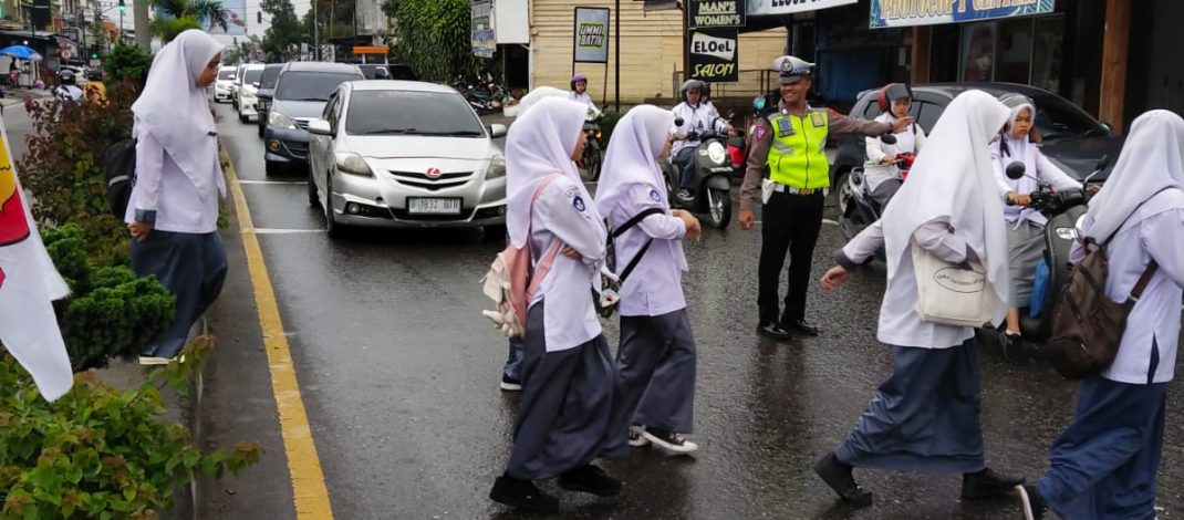 Strong Point Pagi, Pelayanan Satlantas Polres Aceh Tengah Bantu Sebrangkan Warga Dan Anak Sekolah
