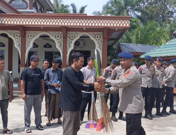 Wujudkan Indonesia ASRI, Brimob Polda Aceh Sinergi dengan Warga Poles Masjid Babul Khairat Singkil