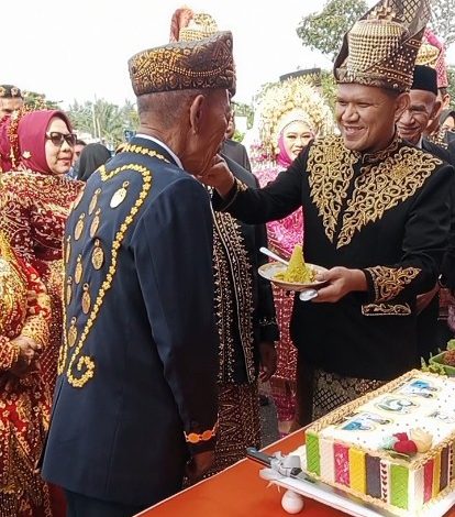 Wagub Aceh Pimpin HUT ke-27 Aceh Singkil: Pemotongan Tumpeng, Ribuan Warga Bersatu Wujudkan Masa Depan Gemilang!