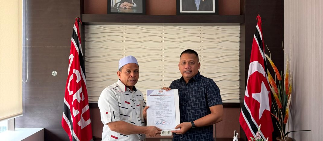 DPP Partai Aceh Serahkan SK Definitif Kepada Haji Maop Nahkodai DPW PA Aceh Timur 