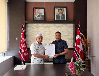 DPP Partai Aceh Serahkan SK Definitif Kepada Haji Maop Nahkodai DPW PA Aceh Timur 