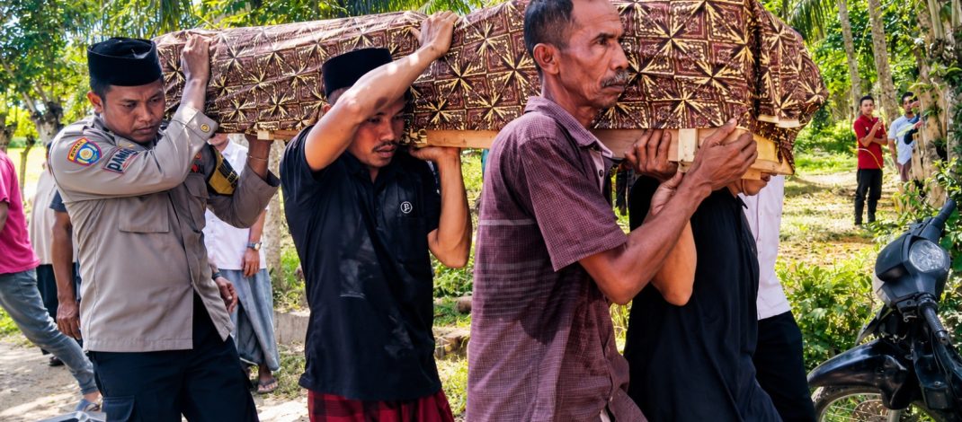 Tak Hanya Mengayomi, Bhabinkamtibmas Polsek Peureulak Barat Turut Mengantar Warga ke Peristirahatan Terakhir