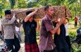 Tak Hanya Mengayomi, Bhabinkamtibmas Polsek Peureulak Barat Turut Mengantar Warga ke Peristirahatan Terakhir
