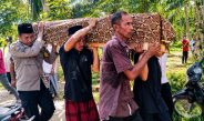 Tak Hanya Mengayomi, Bhabinkamtibmas Polsek Peureulak Barat Turut Mengantar Warga ke Peristirahatan Terakhir