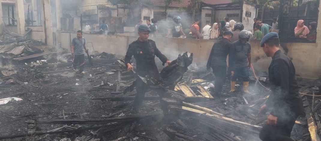 Bahu-Membahu di Subulussalam: Saat Brimob, TNI, BPBD dan Warga Bersatu Padamkan Kebakaran