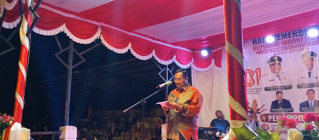Puluhan Siswa Berprestasi dan Tokoh Budaya Terima Penghargaan Dimalam Penganugerahan Pendidikan dan Pentas Seni HUT RI di Alun-Alun Kota Singkil