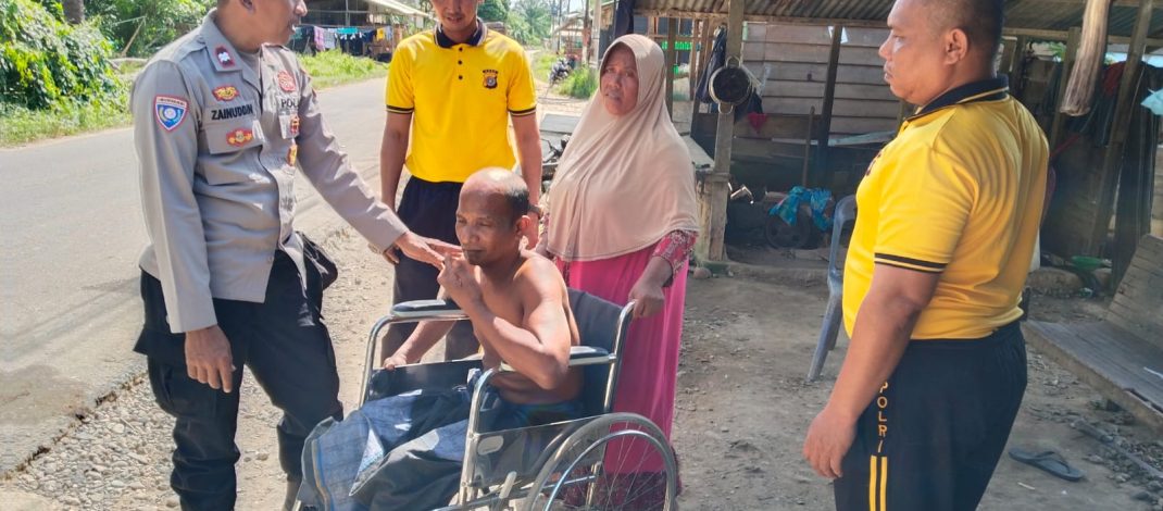 Ketika Polisi Hadir Membawa Kepedulian, Kapolsek Banda Alam Antar Kursi Roda Buat Penderita Stroke