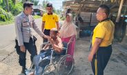 Ketika Polisi Hadir Membawa Kepedulian, Kapolsek Banda Alam Antar Kursi Roda Buat Penderita Stroke