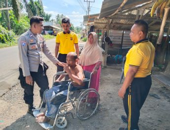Ketika Polisi Hadir Membawa Kepedulian, Kapolsek Banda Alam Antar Kursi Roda Buat Penderita Stroke