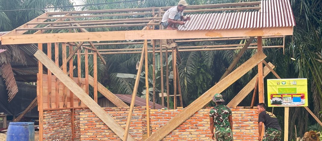 Percepat Pembangunan RTLH, Satgas TMMD Ke-130 Kodim 0109/Aceh Singkil Mulai Pasang Dinding dan Atap Rumah Warga