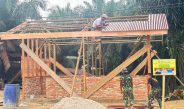 Percepat Pembangunan RTLH, Satgas TMMD Ke-130 Kodim 0109/Aceh Singkil Mulai Pasang Dinding dan Atap Rumah Warga