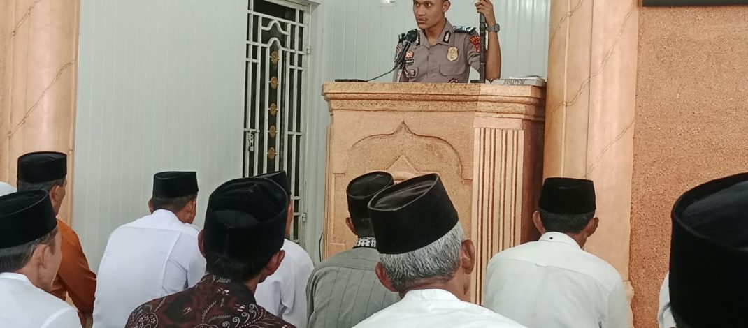 Ketika Polisi Naik Mimbar: Pesan Khotbah Briptu Raja Fatahillah Gaungkan Spirit Penjaga Moral di Masjid Al-Ijtihad Ujung Bawang Singkil